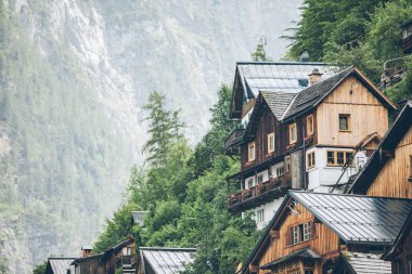 arka planda hallstatt eski ahşap binaların alps dağları görünümü