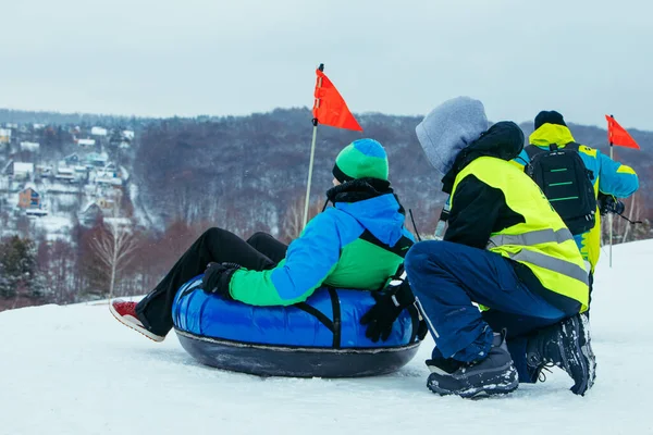 Zimní zábavné aktivity. jízda z kopce na sněhové trubce — Stock fotografie