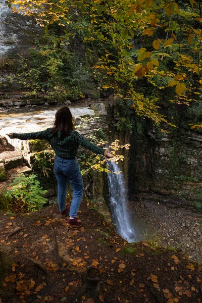 Mujer mirando cascada otoño otoño temporada de otoño —  Fotos de Stock