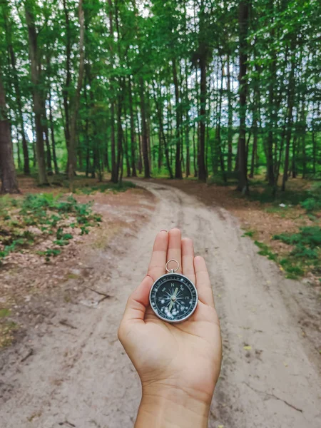 Femeie mână care ține busola în pădure — Fotografie, imagine de stoc