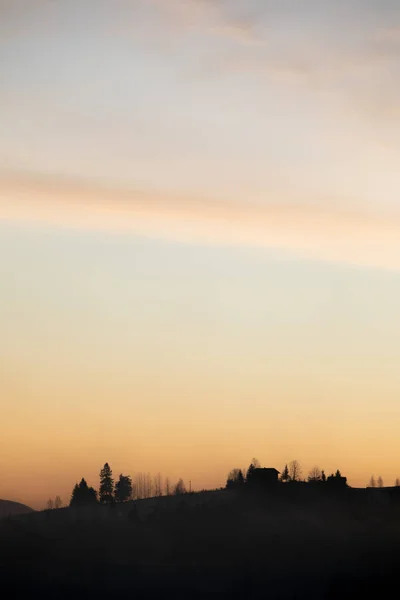 Silhouette des Dorfes in den Bergen bei Sonnenaufgang — Stockfoto