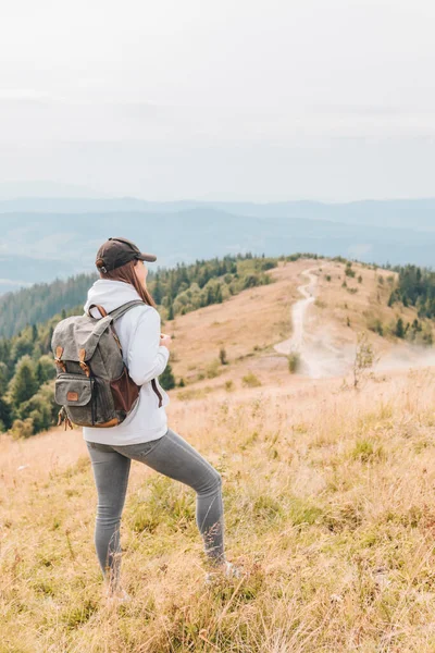 Caminhadas conceito mulher com mochila no pico das montanhas — Fotografia de Stock