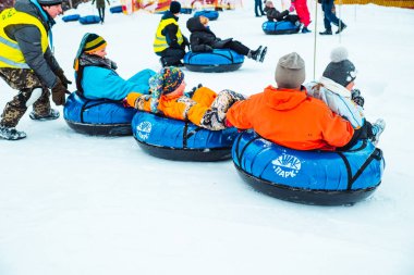 Lviv, Ukrayna - 7 Ocak 2019: Aile gezisi kar tübü ile kar tepesinde