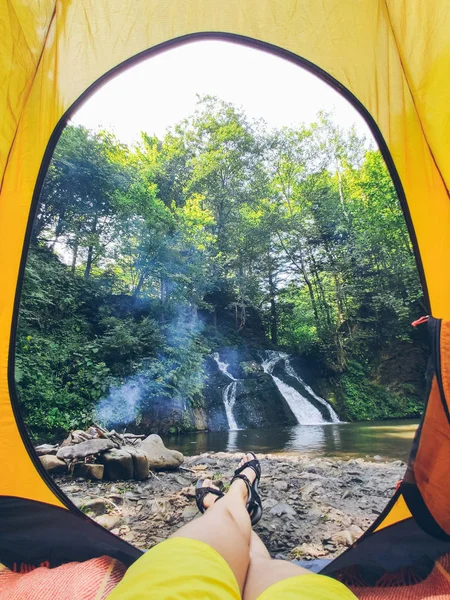 Tampilan dari tenda ke air terjun — Stok Foto