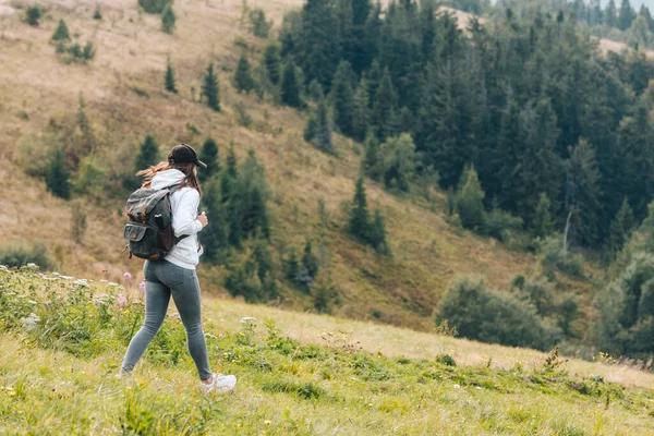 Donna con zaino escursionismo in montagna — Foto Stock