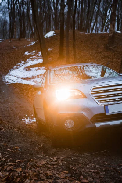 Fuoristrada viaggiare nella foresta invernale — Foto Stock