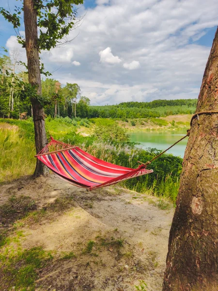 Hamac entre les arbres lac sur fond — Photo