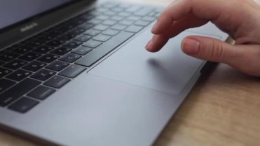 Kadın elleri dizüstü bilgisayar klavyesinde yazma kavramını kapatıyor.