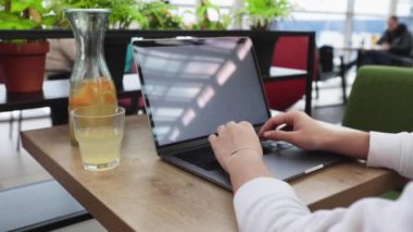 Kafe serbest çalışma konseptinde kadın el bilgisayarı.