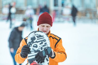 Snowboard 'u olan beyaz bir gencin portresi