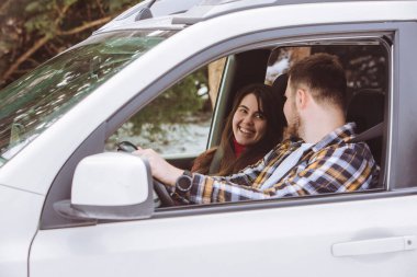 İçerideki çift araba yolculuğuna hazır.