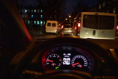 Night City caddesi trafik ışıkları