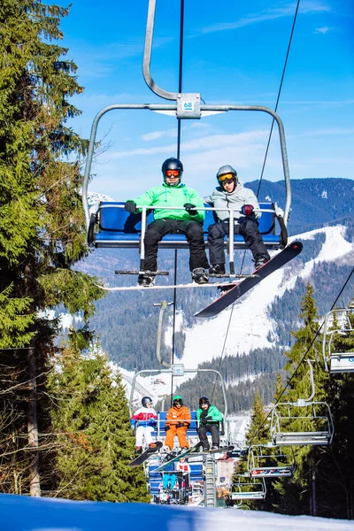 BUKOVEL, UKRAINE - 10 février 2019 : personnes en remontées mécaniques dans les montagnes — Photo