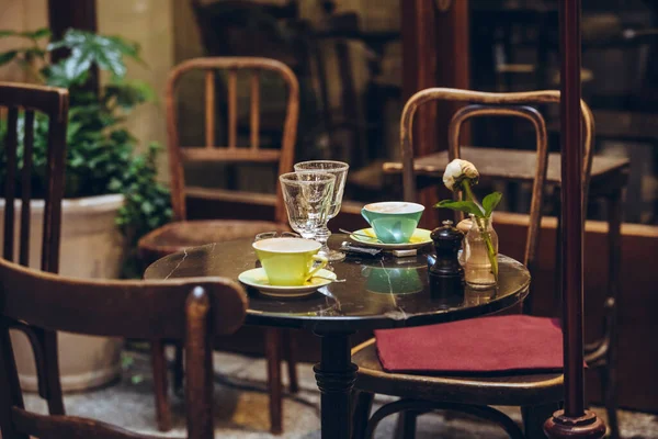 Vista de la mesa de café restaurante con tazas de té y flor — Foto de Stock