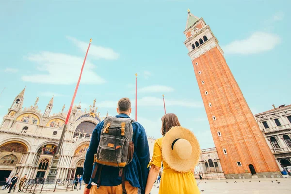 Widok z tyłu para trzymając się za ręce na święte znaki kwadratowe Wenecja Włochy — Zdjęcie stockowe