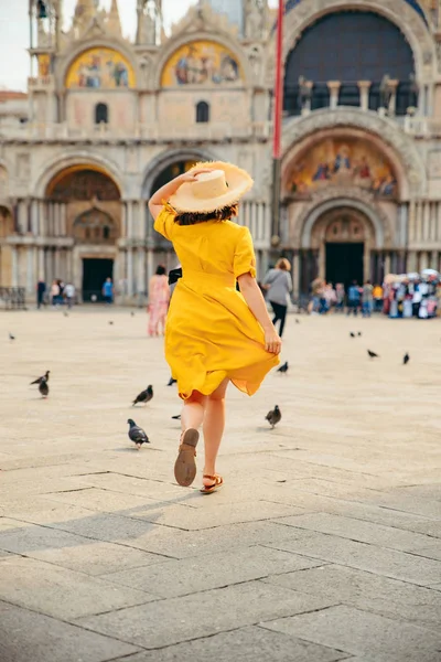 Nő sárga sundress fut szent Marco piazza Velence Olaszország — Stock Fotó
