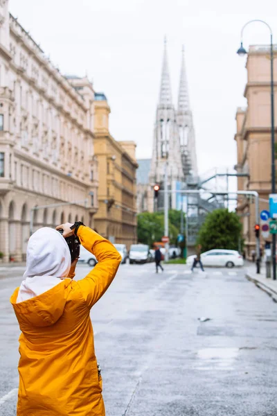 Fotograf turysta robi zdjęcie ulicy miasta z wotywnym kościołem na tle — Zdjęcie stockowe