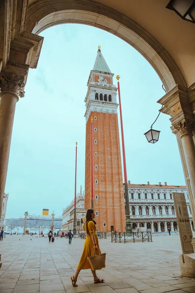Gyönyörű nő sárga sundress séta Velence központi tér — Stock Fotó
