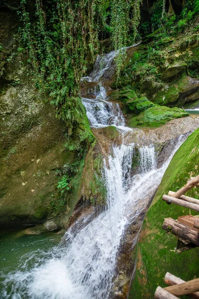 Widok na letni wodospad w zielonej naturze — Zdjęcie stockowe