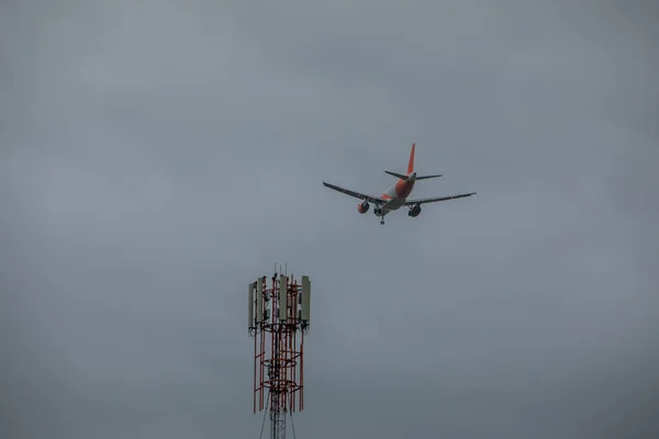 Avião no céu aterragem nublado tempo — Fotografia de Stock