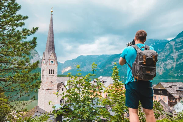 Férfi fényképez hallstatt falu felülről — Stock Fotó