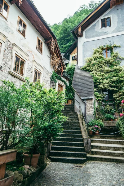 Vista da pequena rua hallstatt com escadas — Fotografia de Stock