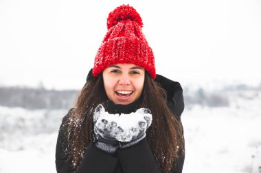 kar elinde tutan bubo ile kırmızı şapkalı kadın