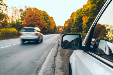 gün doğumunda karayolunun yol kenarında araba