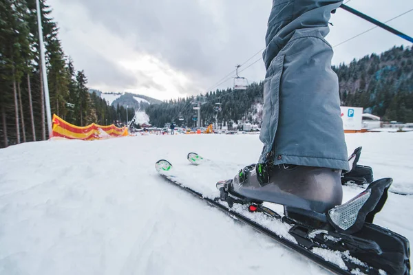 Perna com esqui de perto. Hora de inverno — Fotografia de Stock