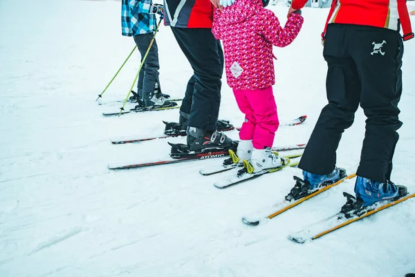 BUKOVEL, UCRÂNIA - 9 de dezembro de 2018: pernas de pessoas esquiando de perto — Fotografia de Stock