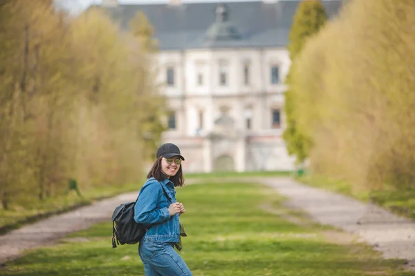 Turist kvinna poserar på gränd till gamla slottet — Stockfoto