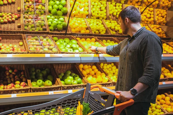 Homem na mercearia fazer compras compra de frutas — Fotografia de Stock