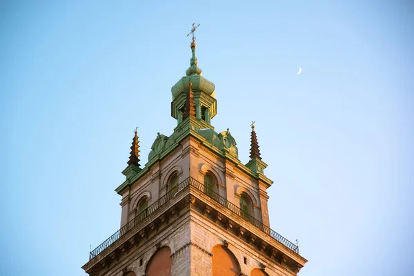 Torre do sino da igreja no por do sol — Fotografia de Stock