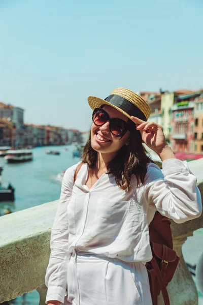 Kvinna porträtt i solig sommardag grand kanal venice italy på bakgrunden — Stockfoto