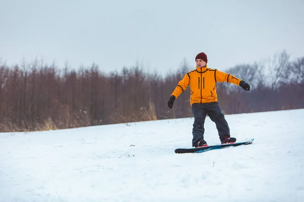 Homme snowboard vers le bas par colline — Photo