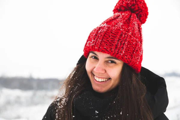 Portrait of young pretty woman in red hat with bubo smiling — Stock Photo, Image