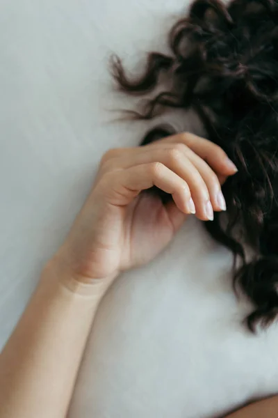 Kvinna hand i närbild i sängen — Stockfoto