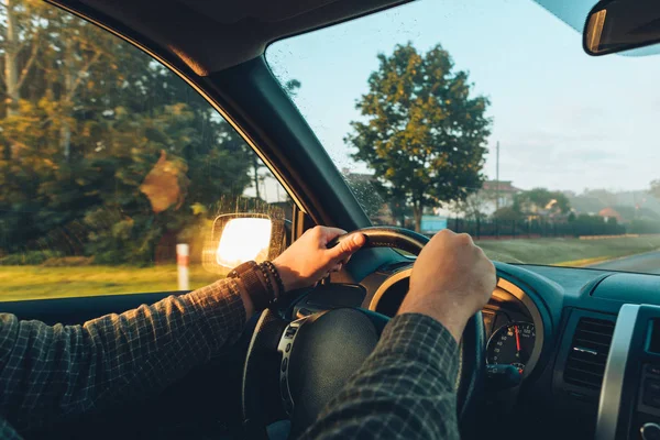 Auto concetto di viaggio uomo mano sul volante Speedway — Foto Stock