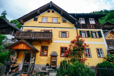 Hallstatt ahşap binalarının manzarasını kapatın.