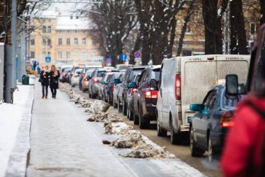Lviv, Ukrayna - 4 Ocak 2019: Soğuk kış gününde şehir trafiği