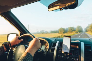 Araba yolculuğu konsepti adamım direksiyondaki el yarış pistinde