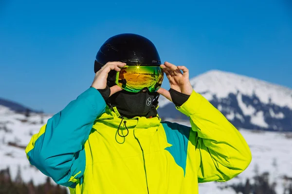 Hombre con casco y pasamontañas. reflexión. actividad invernal — Foto de Stock