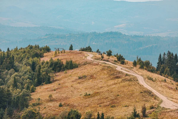 Μονοπάτι δρόμο στα βουνά φθινόπωρο τοπίο — Φωτογραφία Αρχείου