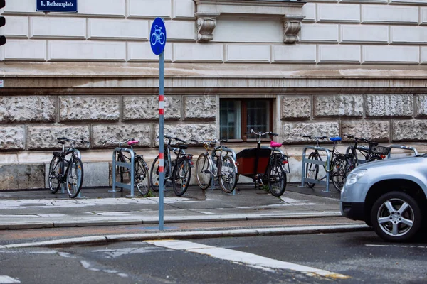 Место для парковки велосипедов на городской улице — стоковое фото