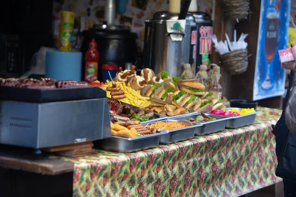 Lviv, Ucraina - 4 gennaio 2019: street food fest hamburger e hot dog — Foto Stock