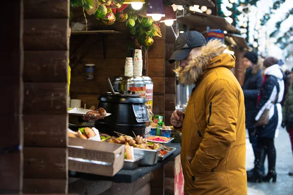 ウクライナのリヴィウ- 1月4 、 2019:冬の屋外でのファーストフードフェスティバル — ストック写真
