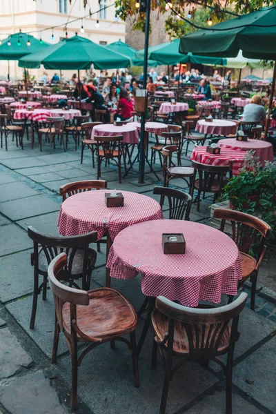 Al aire libre restaurante mesas clima cálido — Foto de Stock