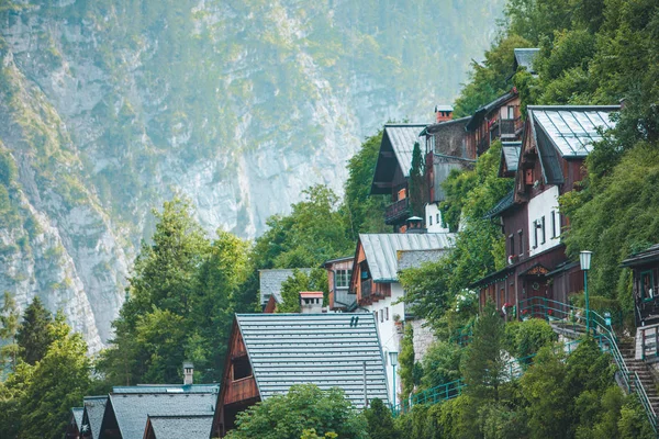 View of hallstatt old wooden buildings alps mountains on background — Stock Photo, Image