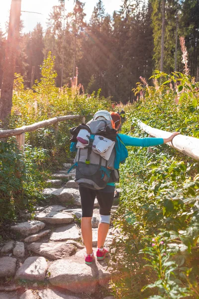 Escursionista donna a piedi da sentiero in pietra nella foresta — Foto Stock
