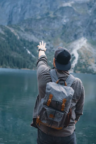 Homme avec sac à dos au lac en montagne concept de randonnée — Photo